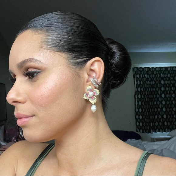 🌸Flower Pearl Stud Earrings Dangle 🌸 - Picture 3 of 3